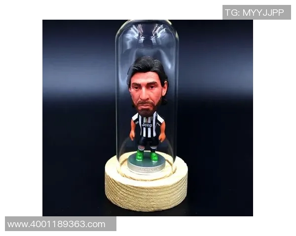 足球明星水晶摆件精美展示与收藏价值解析